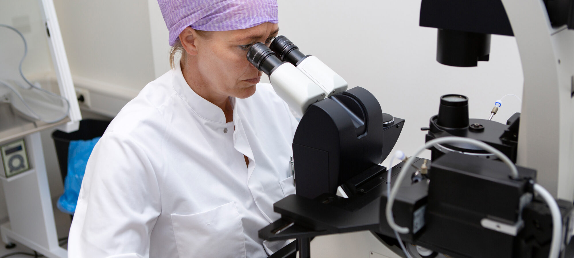 De analist beoordeelt dmv. microscoop de beweeglijkheid van het sperma